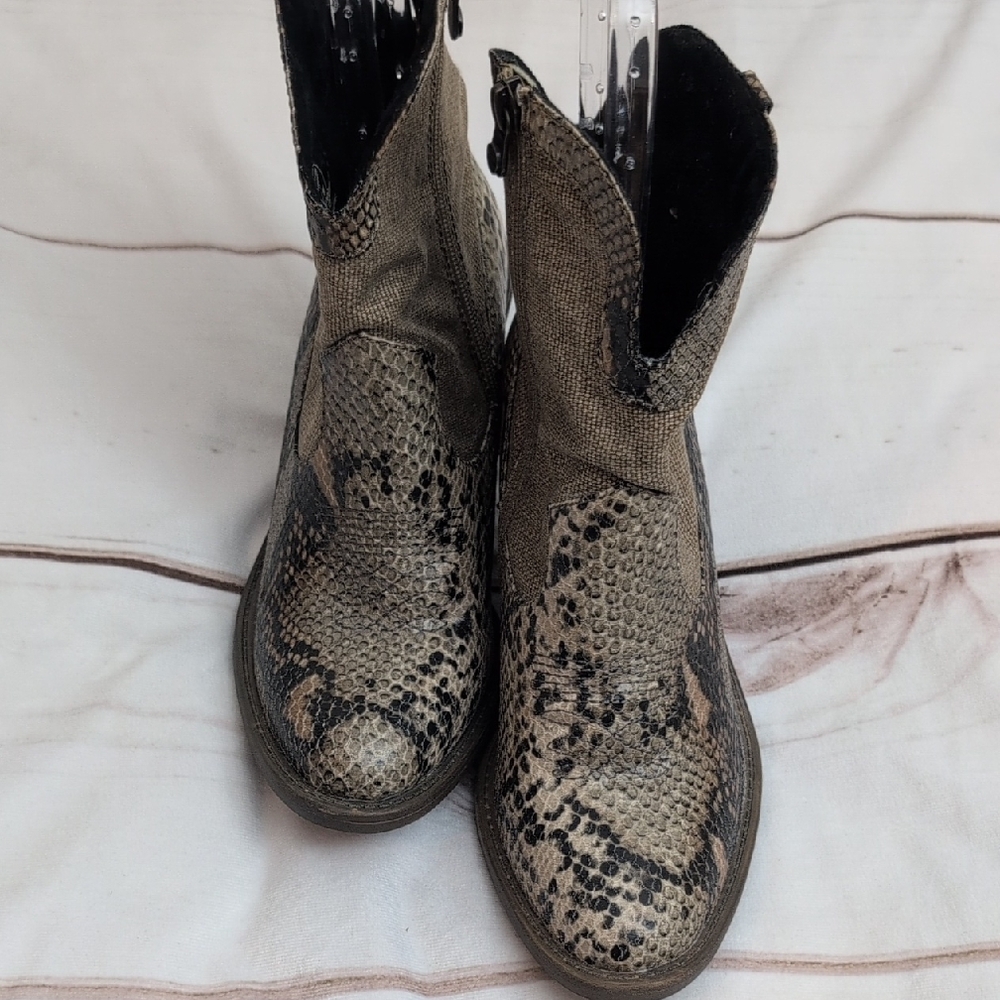 Blowfish Lolly Snake Print Heeled Ankle Boot size 8.5 Western Snake Vegan Canvas